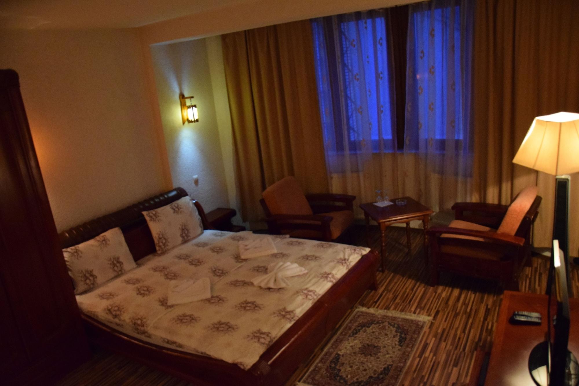 Hotel Denis プリシュティナ エクステリア 写真