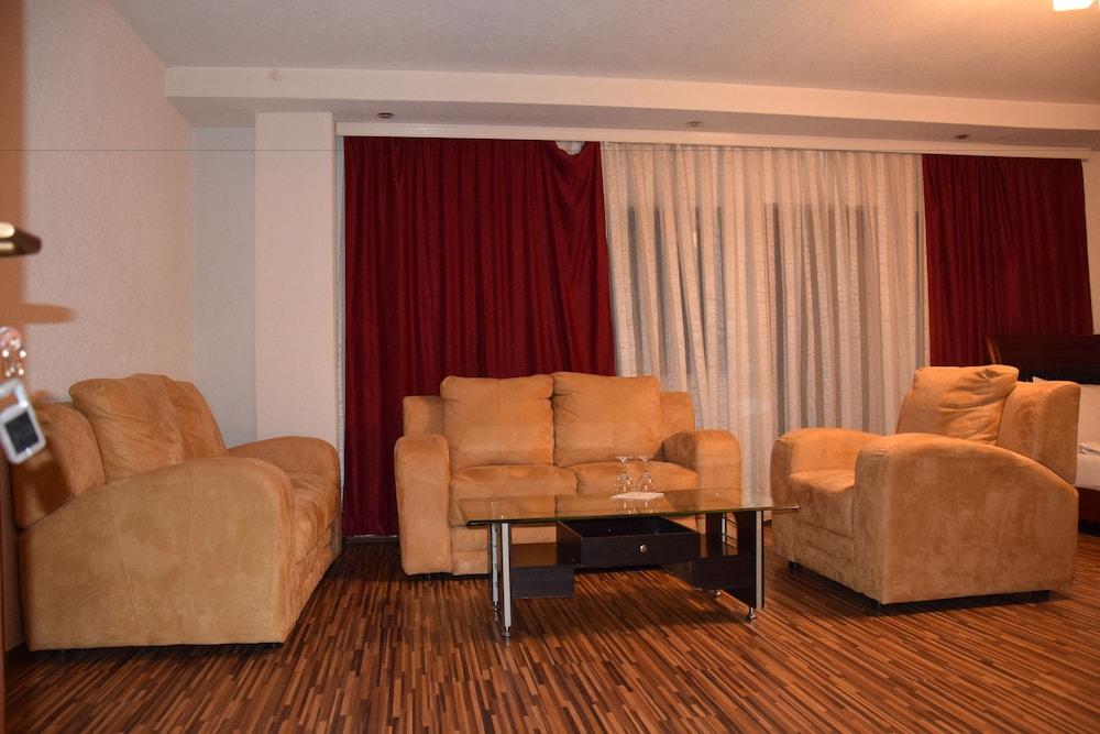 Hotel Denis プリシュティナ エクステリア 写真