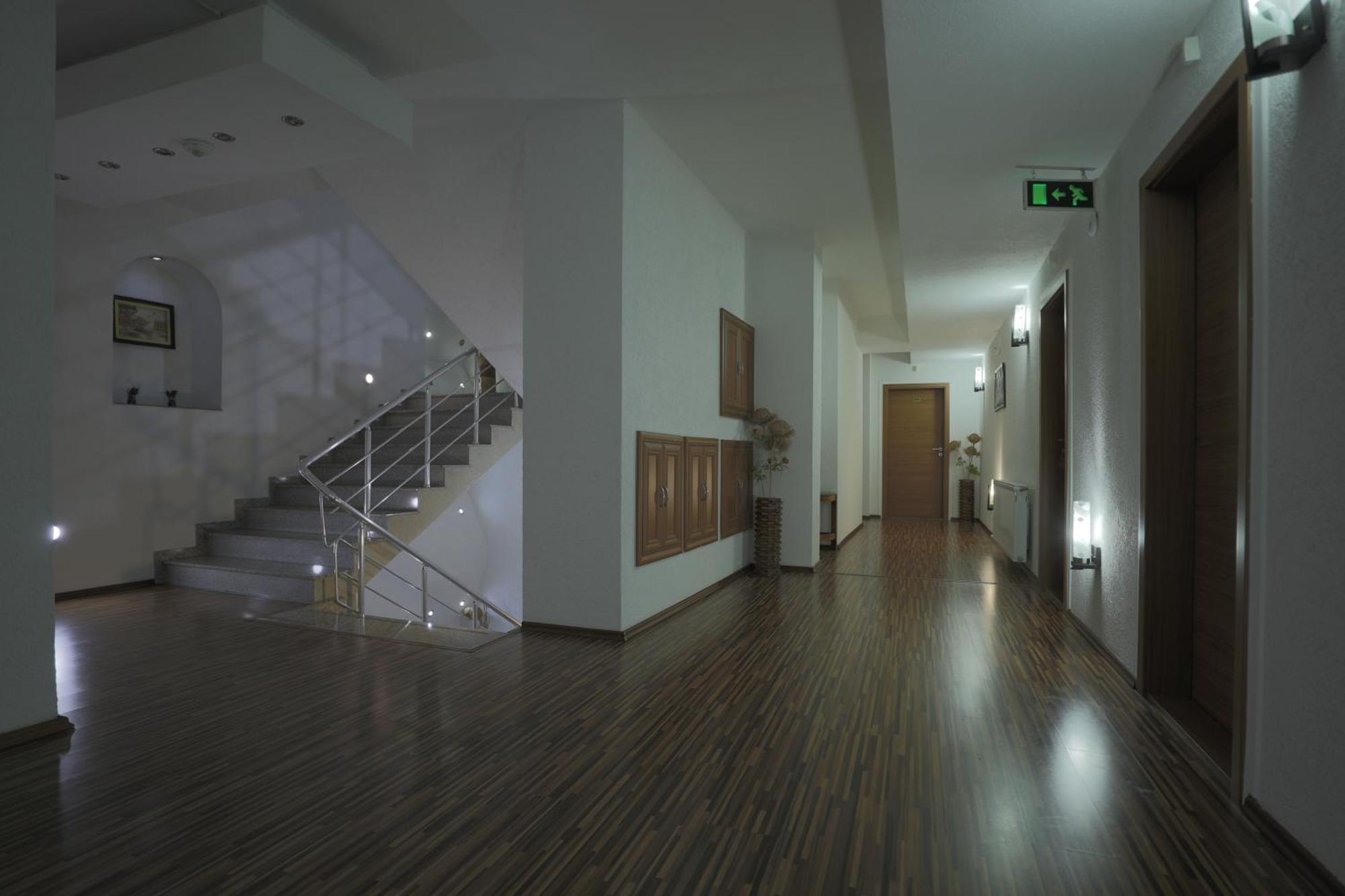 Hotel Denis プリシュティナ エクステリア 写真