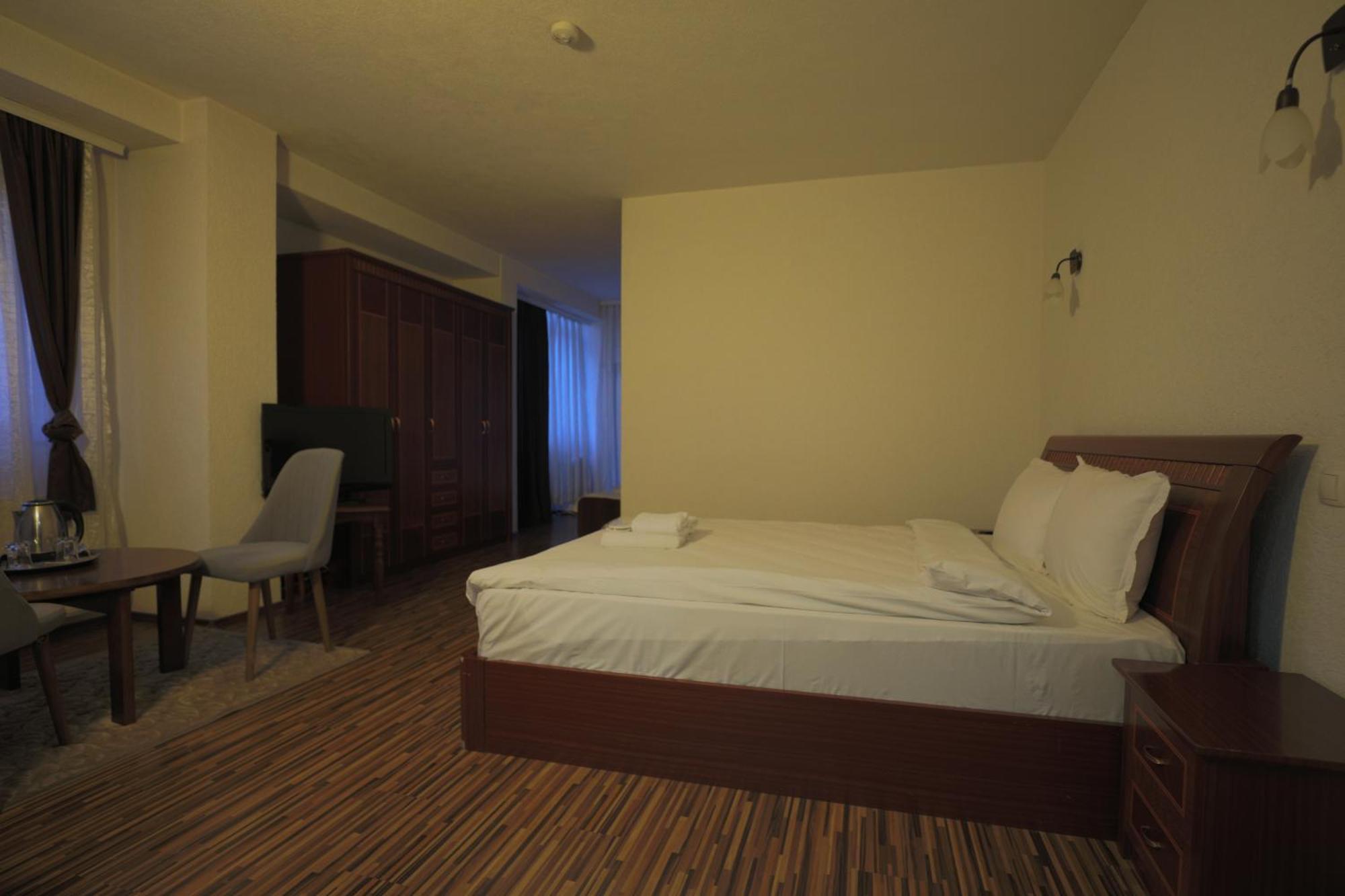 Hotel Denis プリシュティナ エクステリア 写真