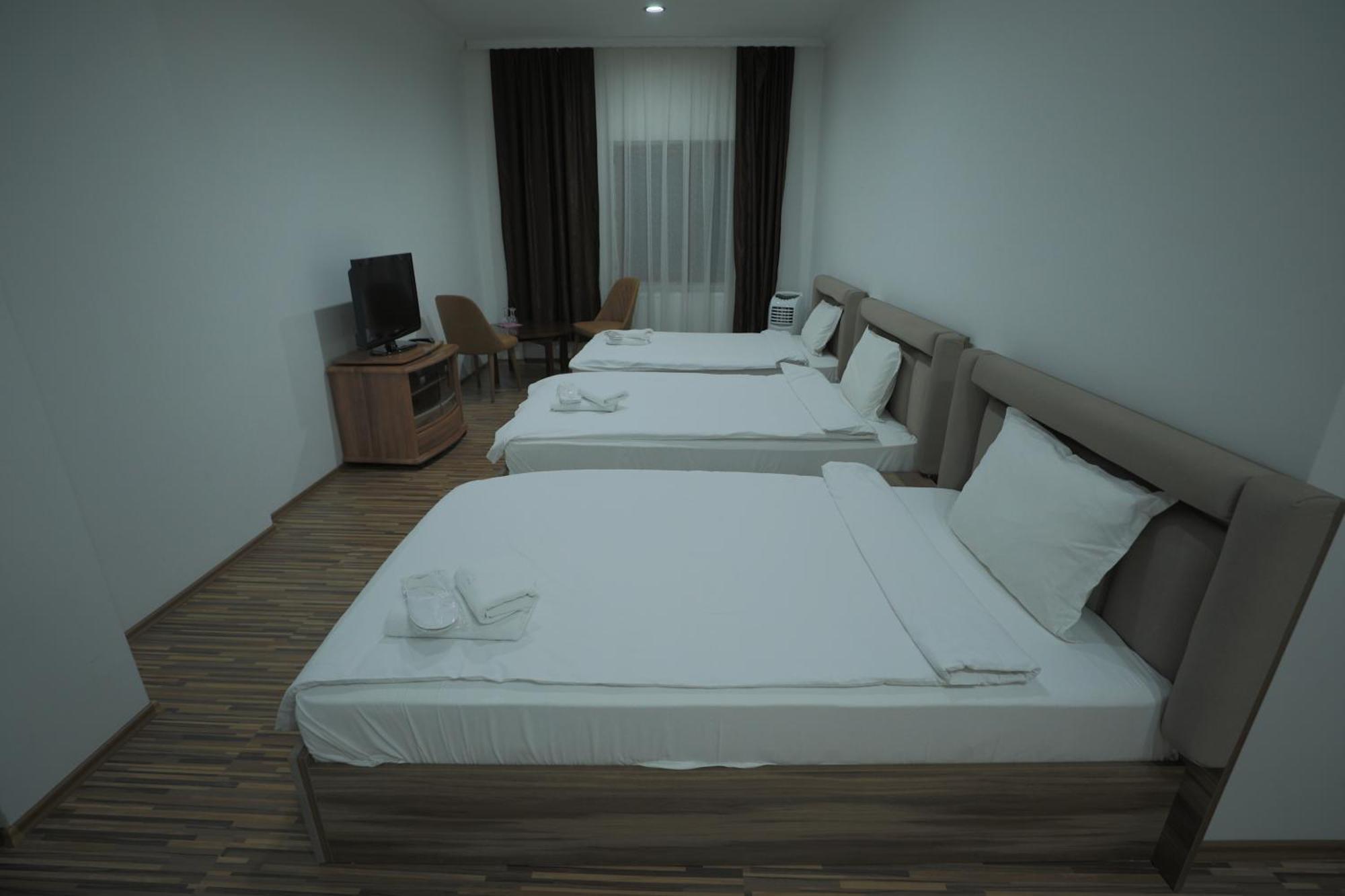 Hotel Denis プリシュティナ エクステリア 写真