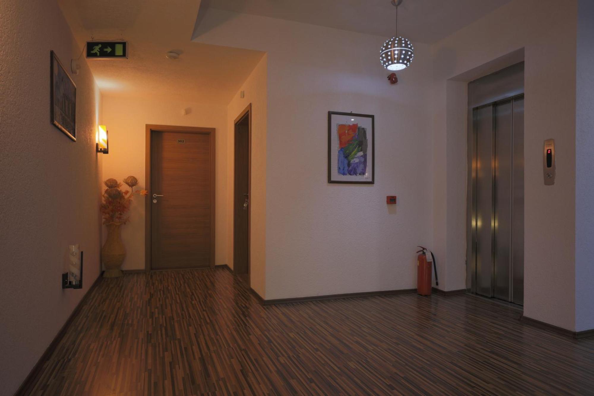Hotel Denis プリシュティナ エクステリア 写真