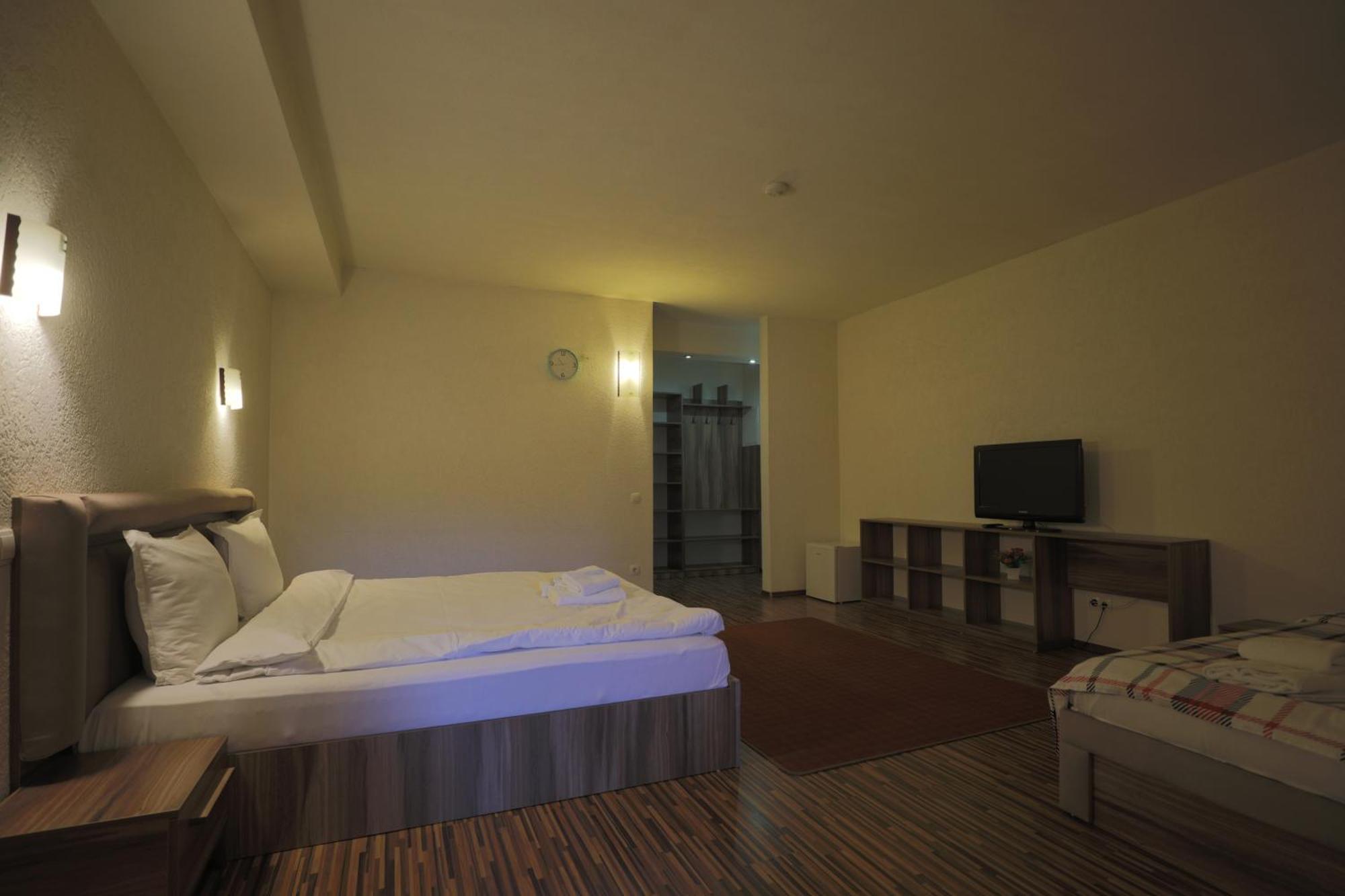 Hotel Denis プリシュティナ エクステリア 写真