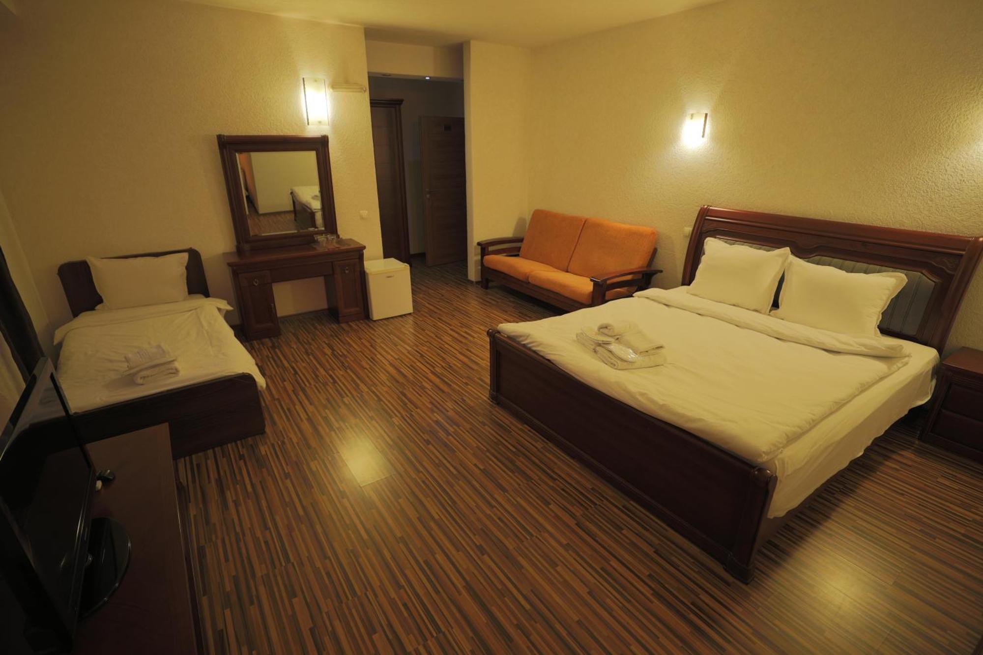 Hotel Denis プリシュティナ エクステリア 写真