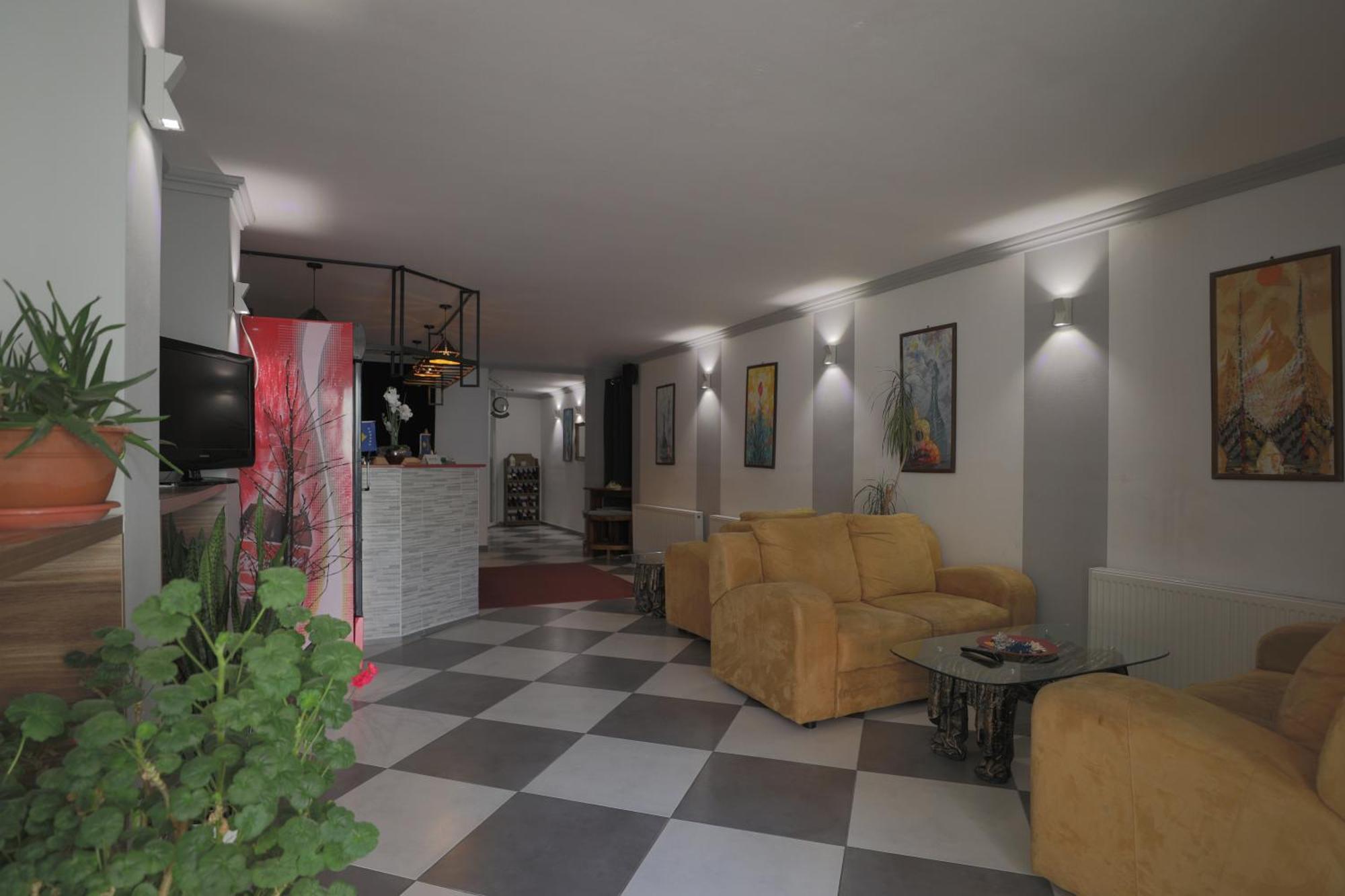Hotel Denis プリシュティナ エクステリア 写真