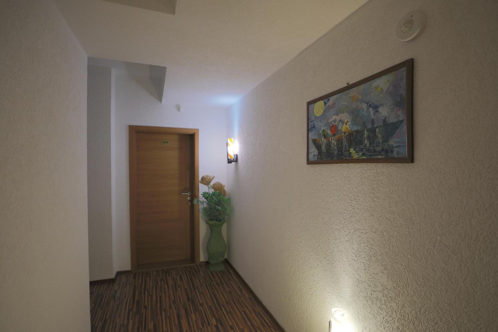 Hotel Denis プリシュティナ エクステリア 写真