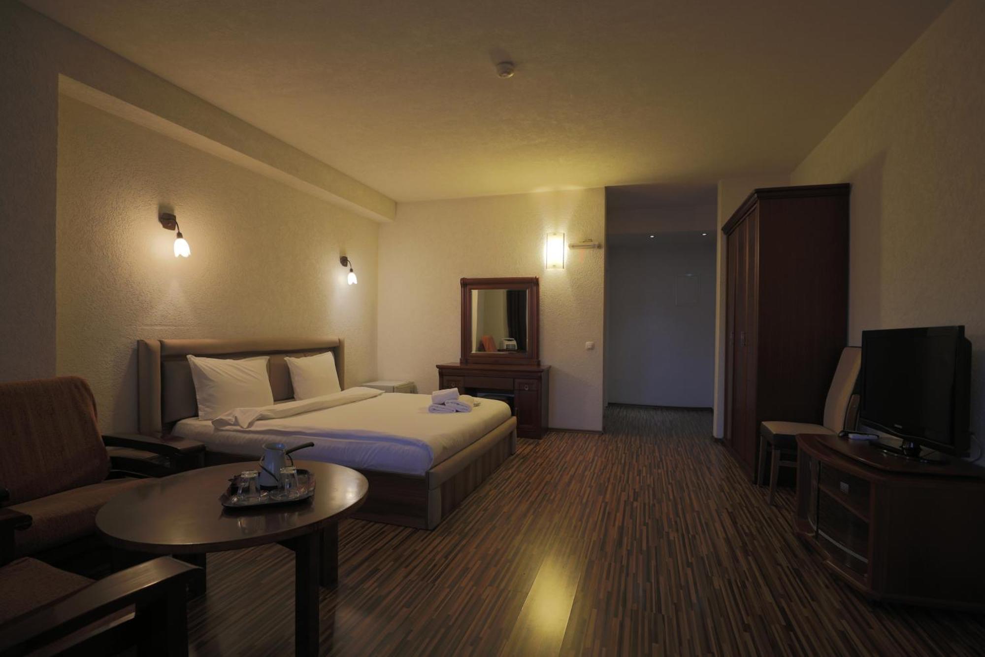 Hotel Denis プリシュティナ エクステリア 写真