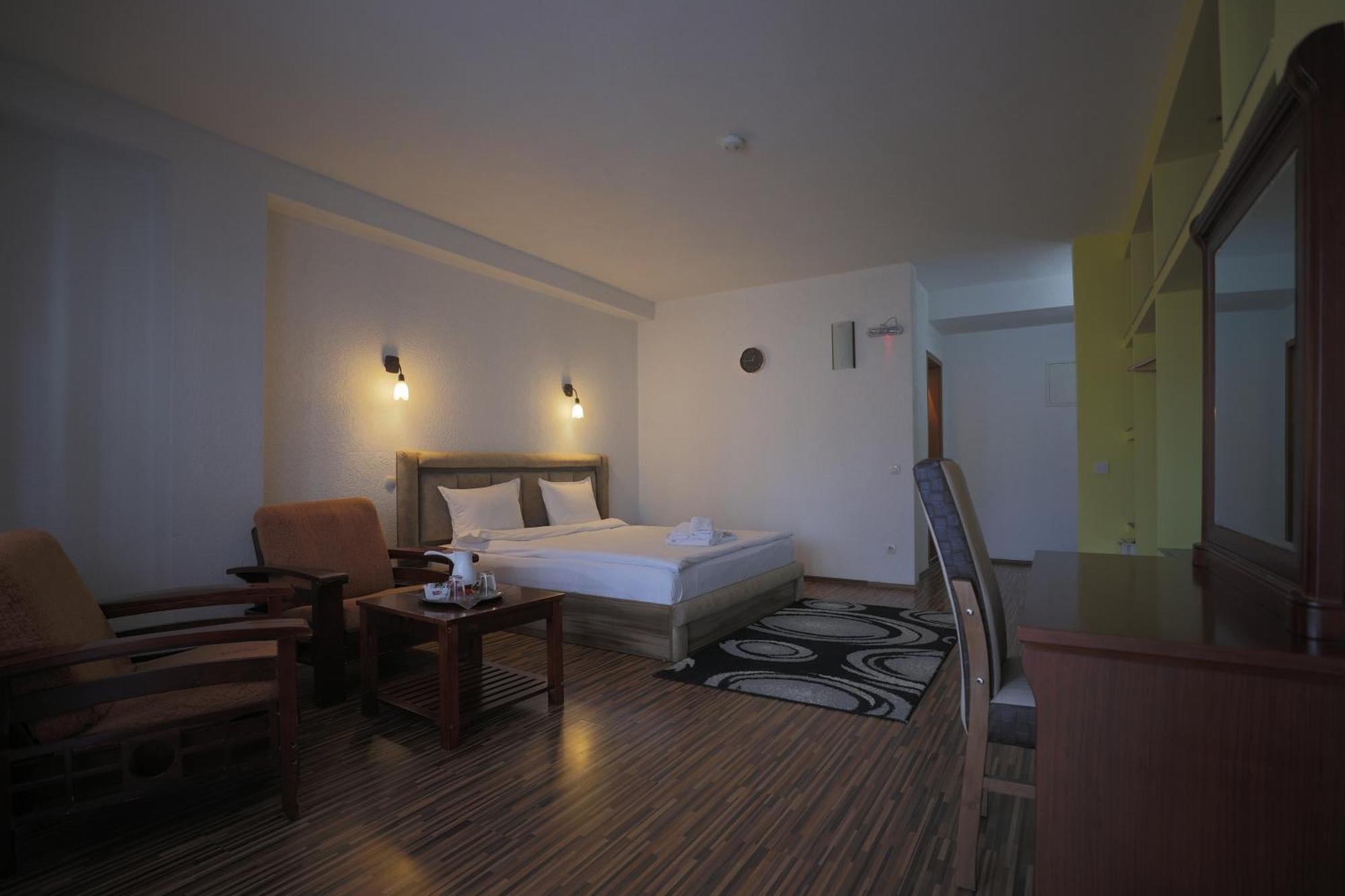 Hotel Denis プリシュティナ エクステリア 写真