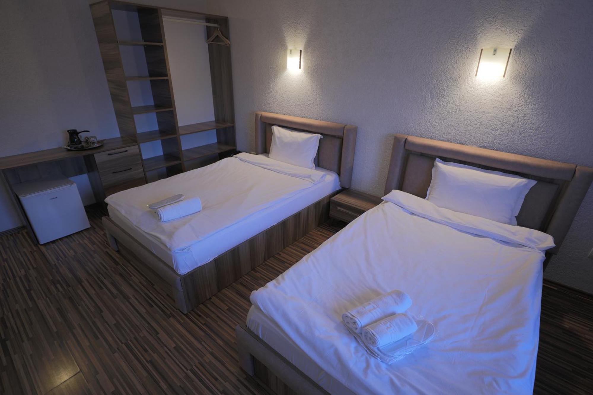 Hotel Denis プリシュティナ エクステリア 写真