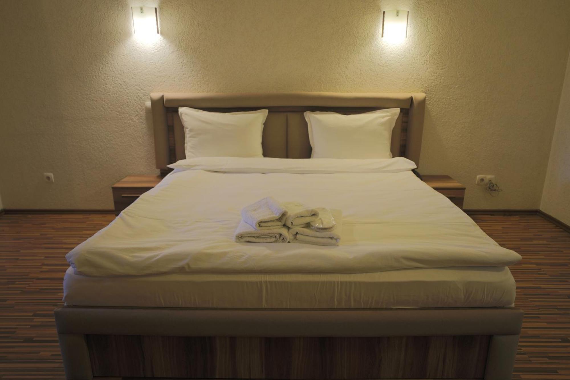 Hotel Denis プリシュティナ エクステリア 写真
