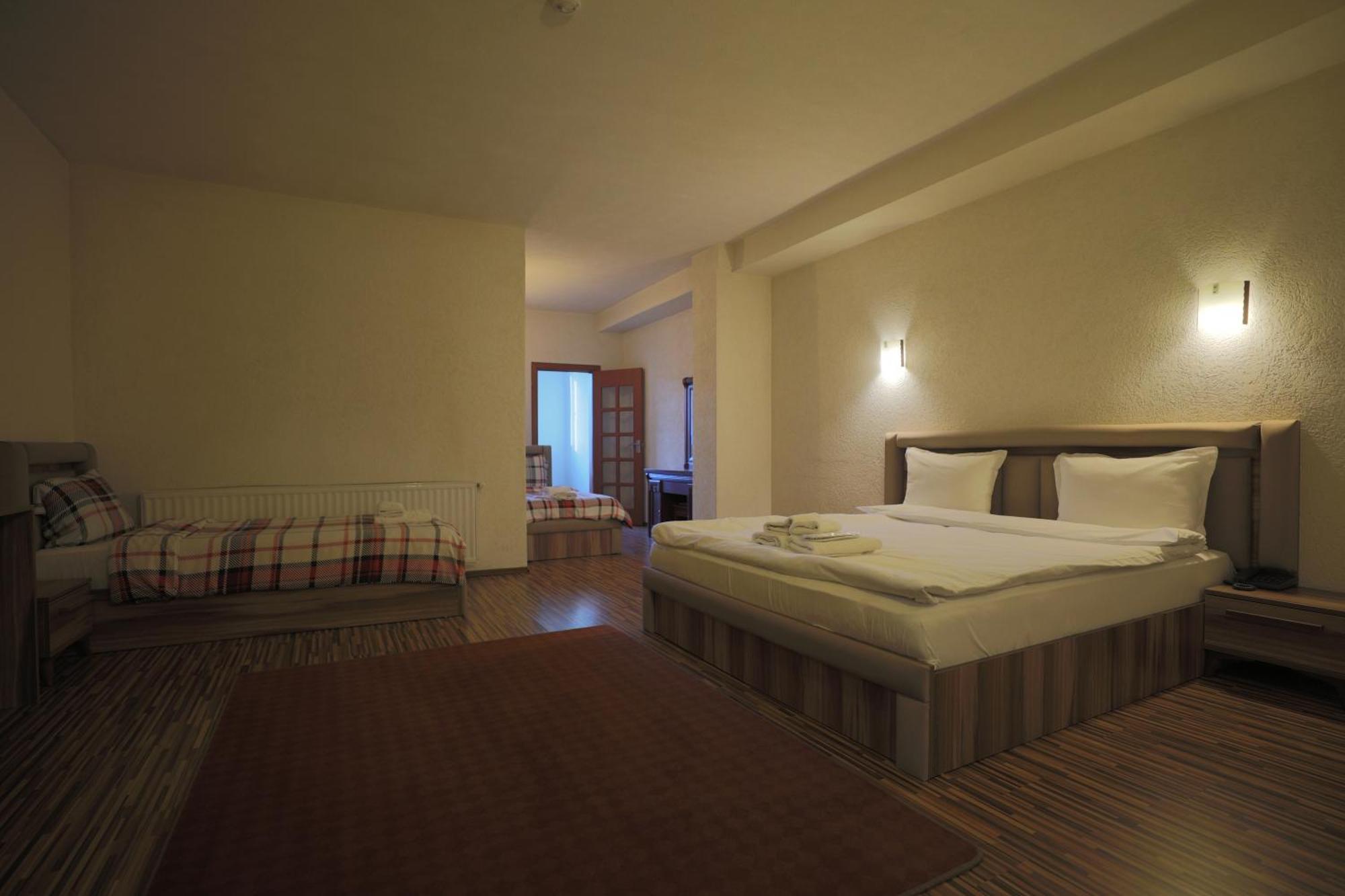 Hotel Denis プリシュティナ エクステリア 写真