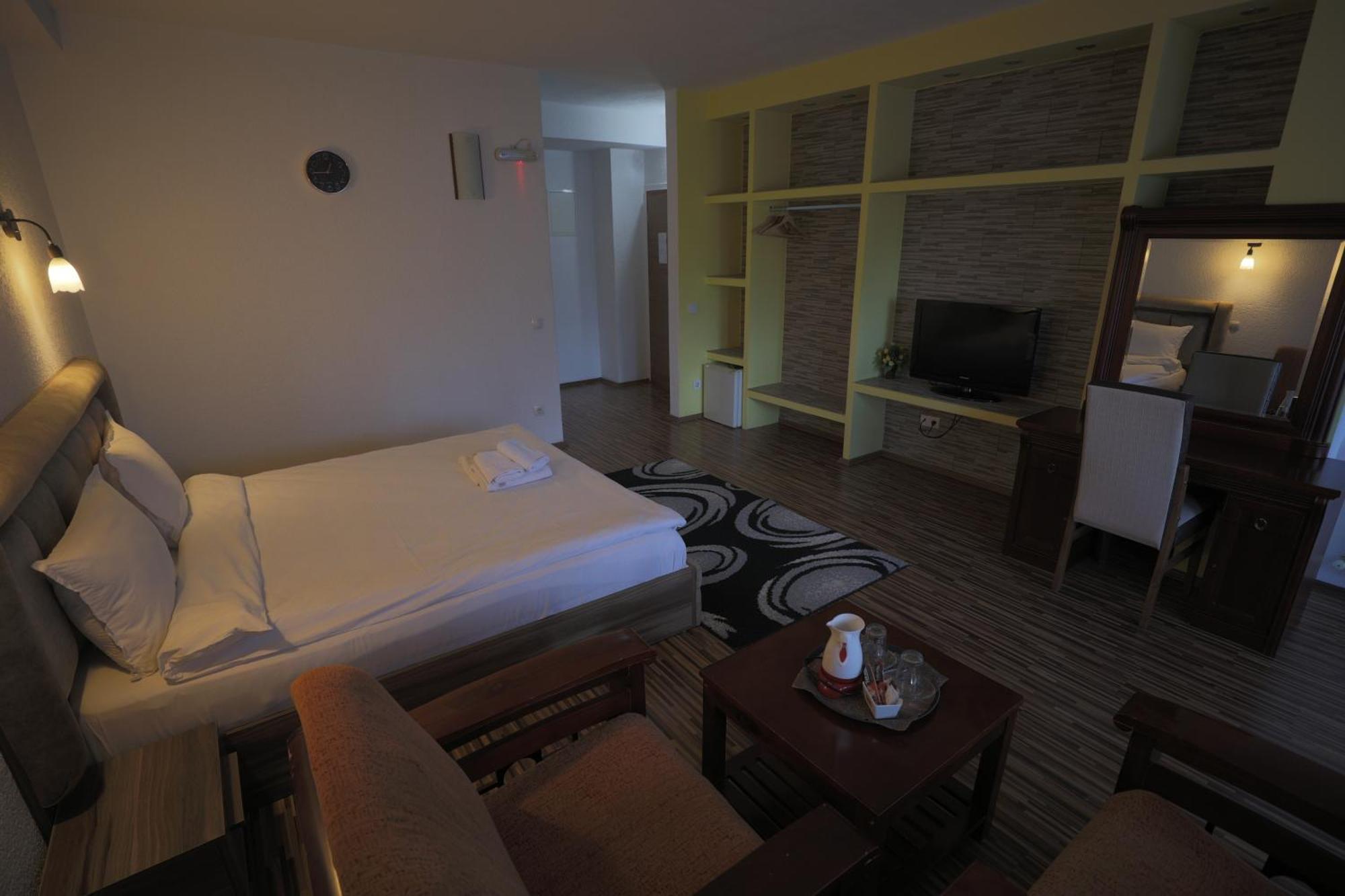 Hotel Denis プリシュティナ エクステリア 写真